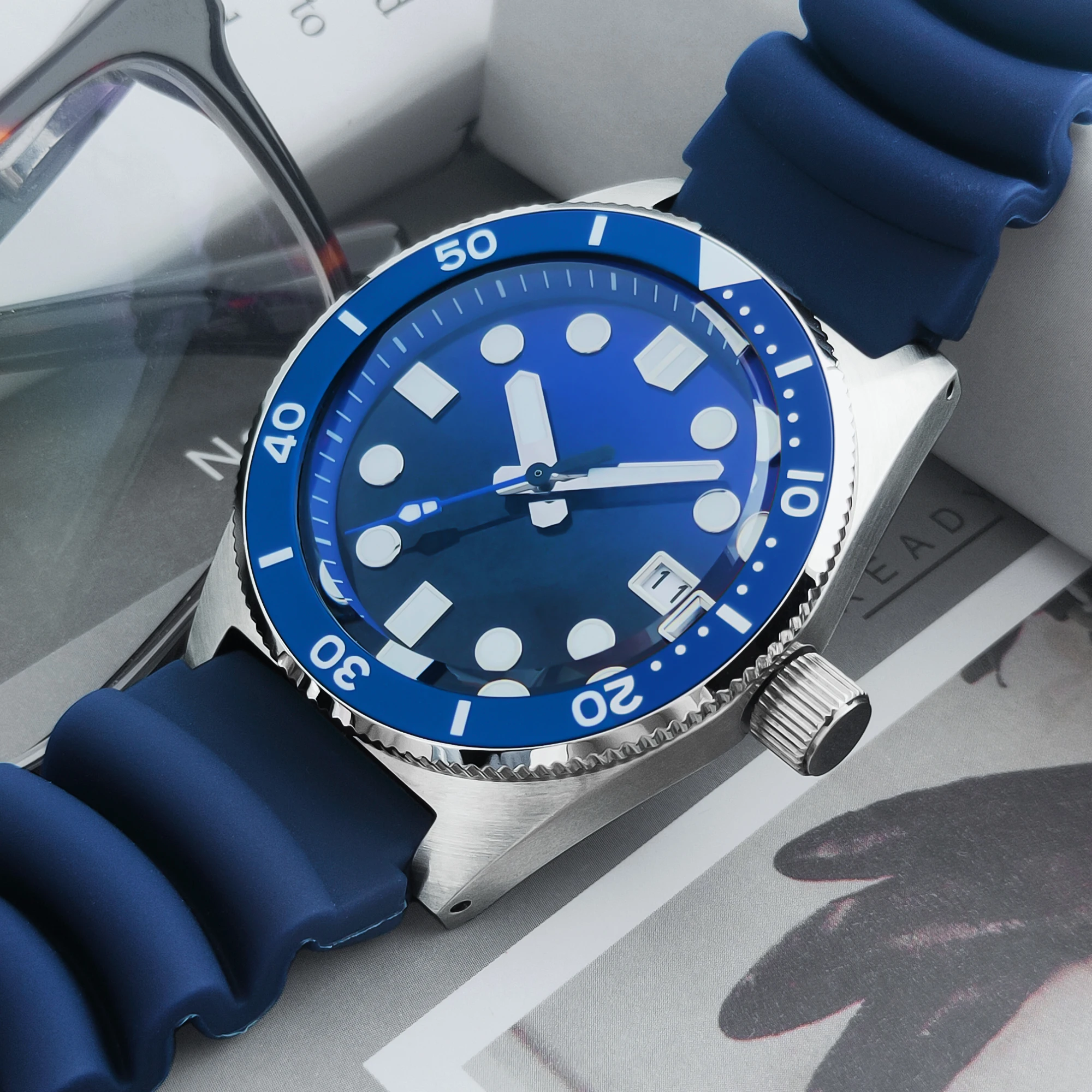 40 มม.ที่กําหนดเอง NH35 การเคลื่อนไหวอัตโนมัตินาฬิกาผู้ชาย Sapphire Slass นาฬิกากันน้ํากีฬา Leisure Luminous นาฬิกาดําน้ํา