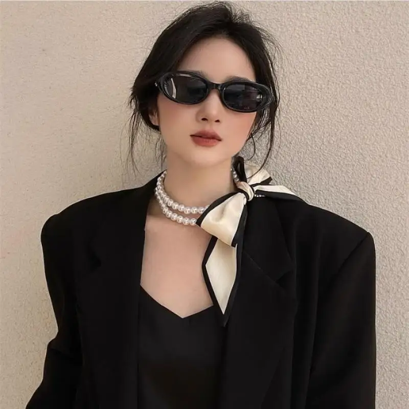Image of Moderner gepunkteter Schalgürtel für Damen mit Perlen; Elegantes Halsband mit Streifen; Entzückendes Flatternband.