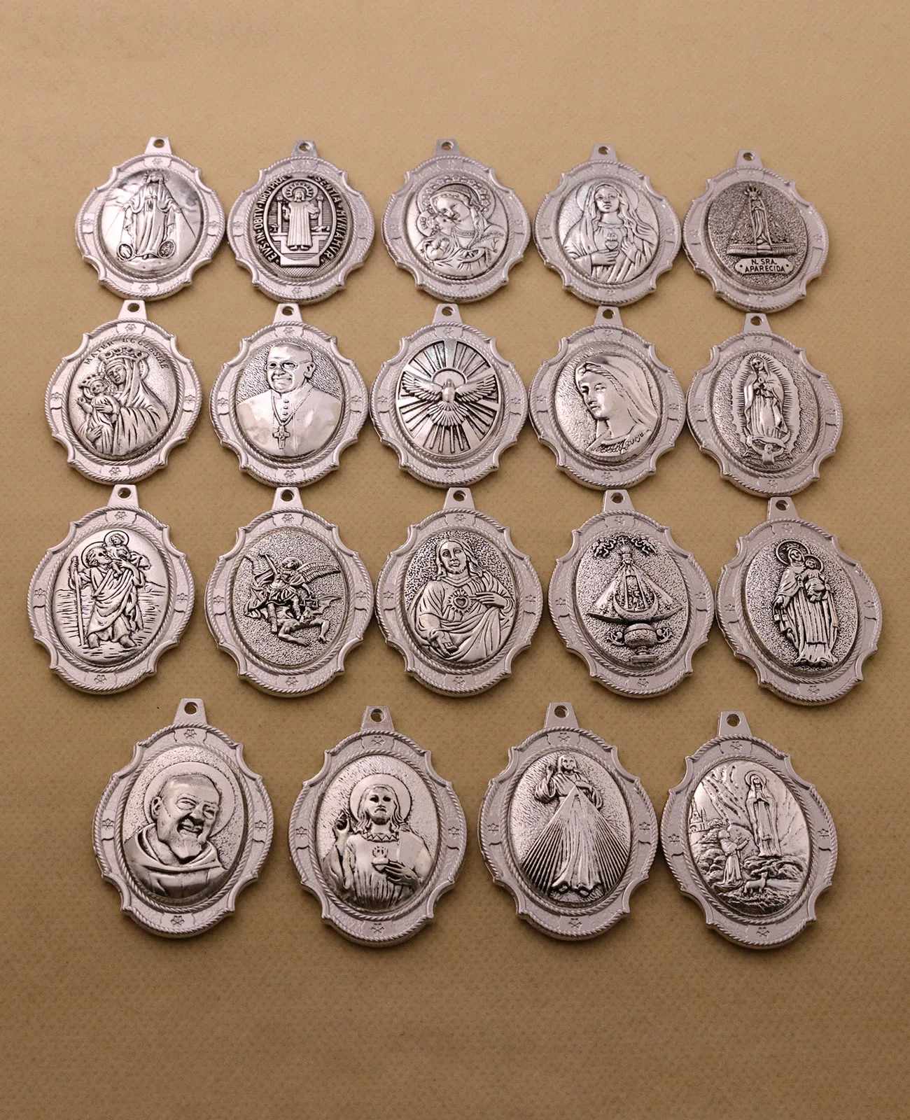 Heilige Ikone Mater Eccleslae Unsere Liebe Frau Lourdes Aparecida Göttliche Barmherzigkeit St. Michael Christopher Anhänger DIY Religiöse Andenken Teile – Detail 3