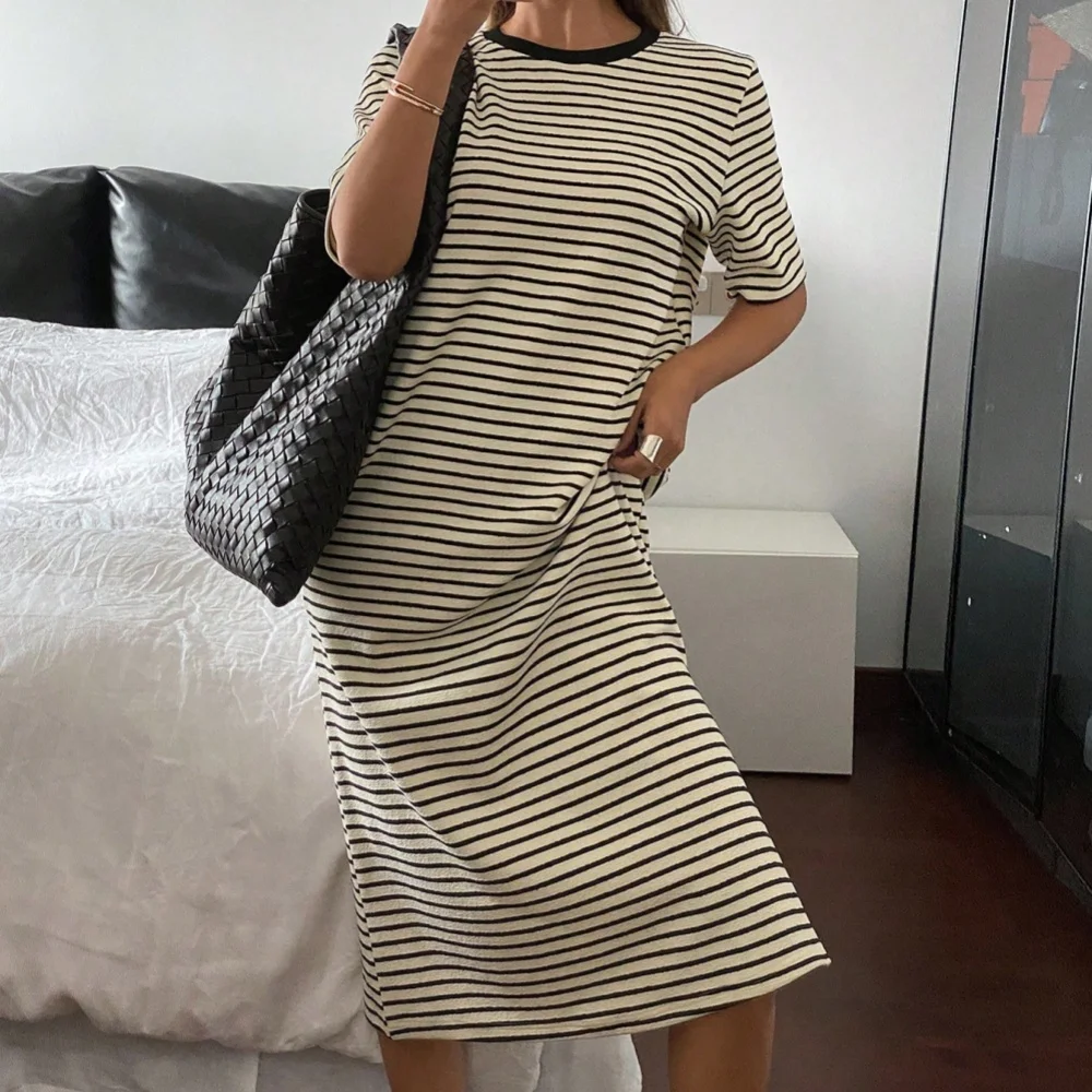 JHJN 2025 夏脂肪 Mm 女性の大きいルーズ Tシャツスカートデザインセンスクールでかわいい黒と白のストライプのドレスの女性