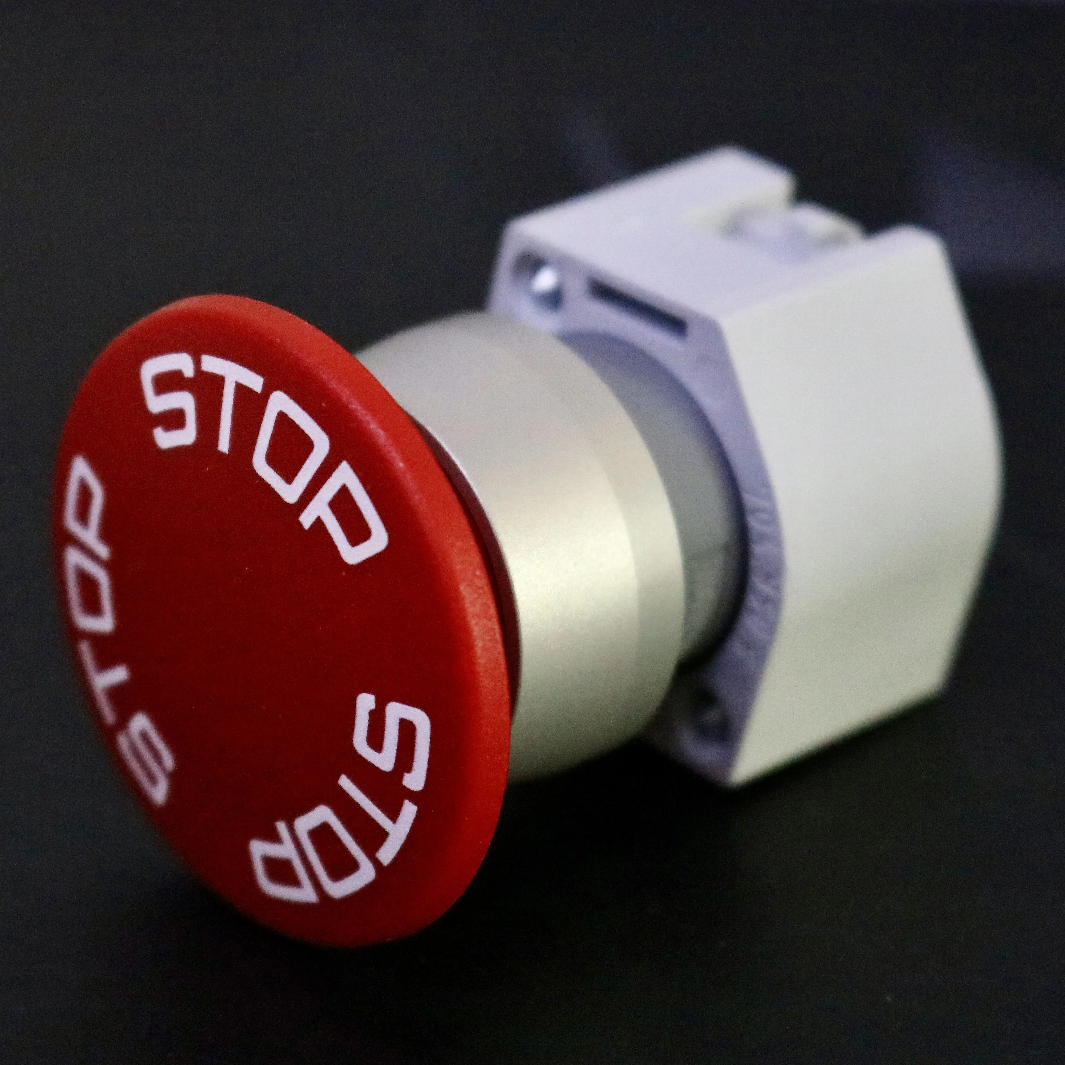 704.075.3(.2) Red emergency stop button switch