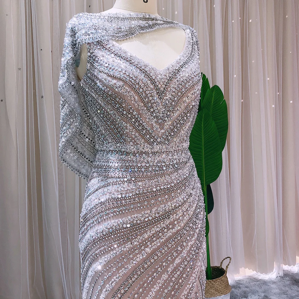 Sharon Said Luxuriöses Silbernes Meerjungfrauenkleid für Hochzeitsfeier mit Cape, Perlenbesetztes Schlitz-Abendkleid SS035 Maßanfertigung – Detail 10