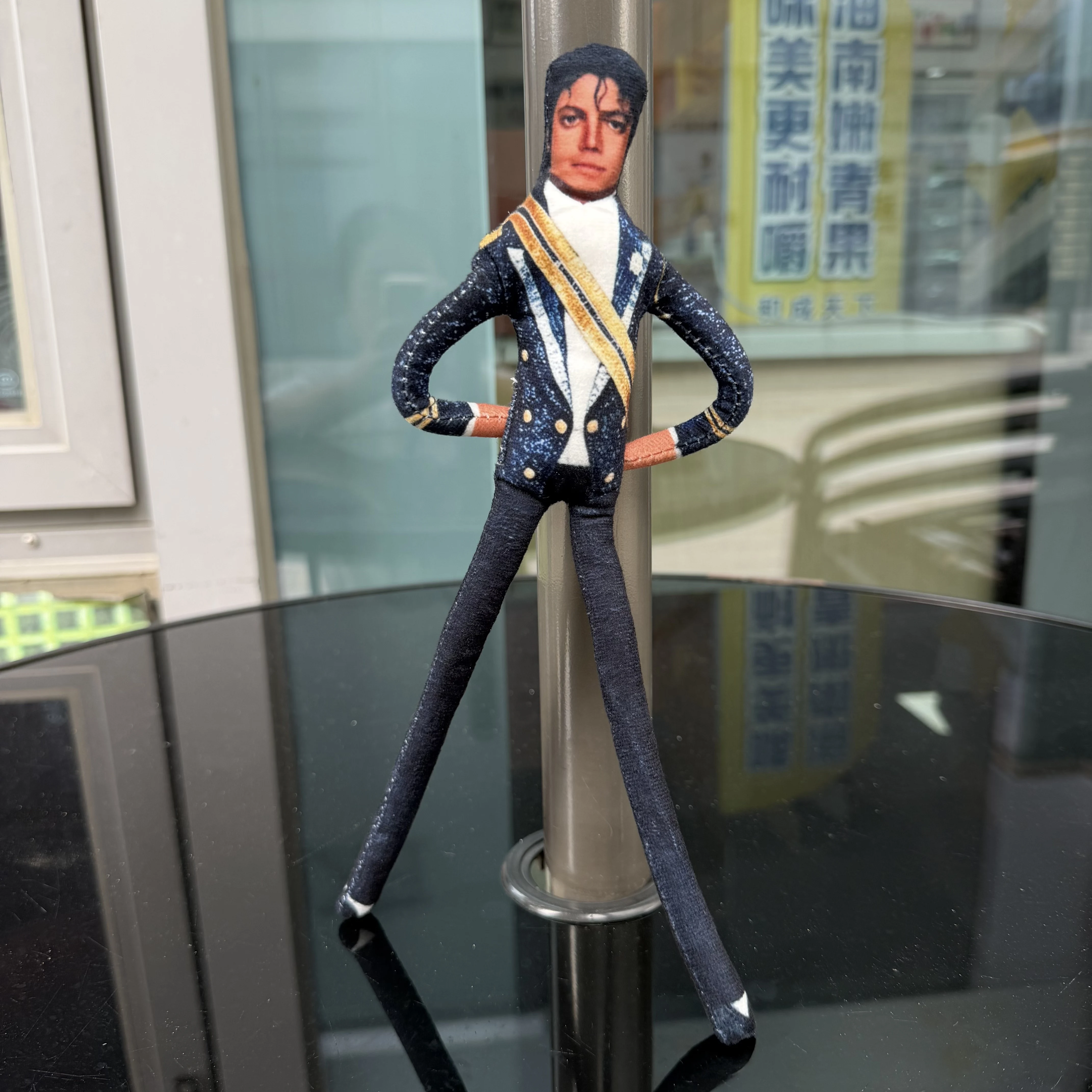 Michael Jackson Plüschpuppe mit 6 Klassischen Bühnenoutfits Sammlerstück MJ Stofftier Merchandise Geschenk für Musikliebhaber Wohndekor Ornament