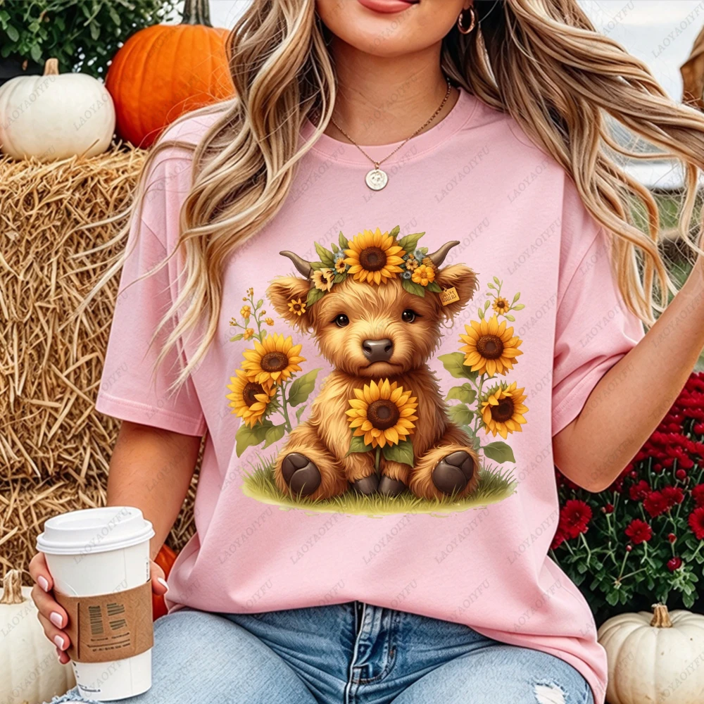Highland Cow Sunflower Crown Sitting Grass Graphic Women Casual Short Sleeve T-Shirt Cute Western Farm Girl Vintage Gift Top