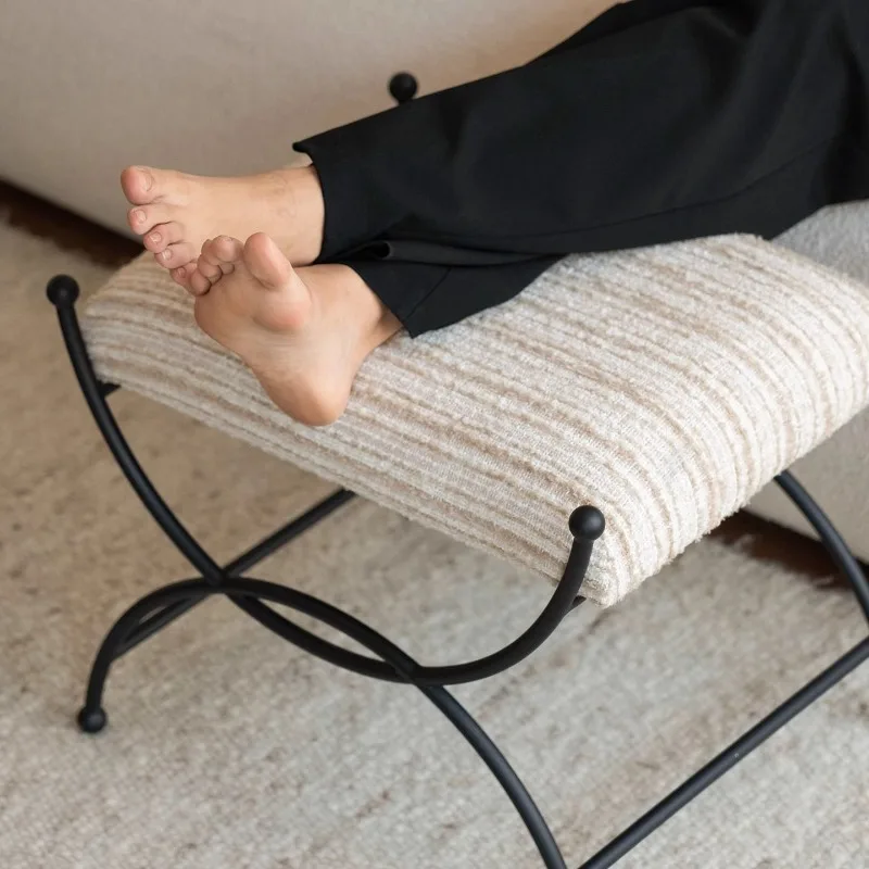 مقعد أحذية منجد معدني فرنسي عتيق، مسند قدم بسيط ومقعد مكياج للمساحات الأنيقة، موبليس للتخزين العثماني