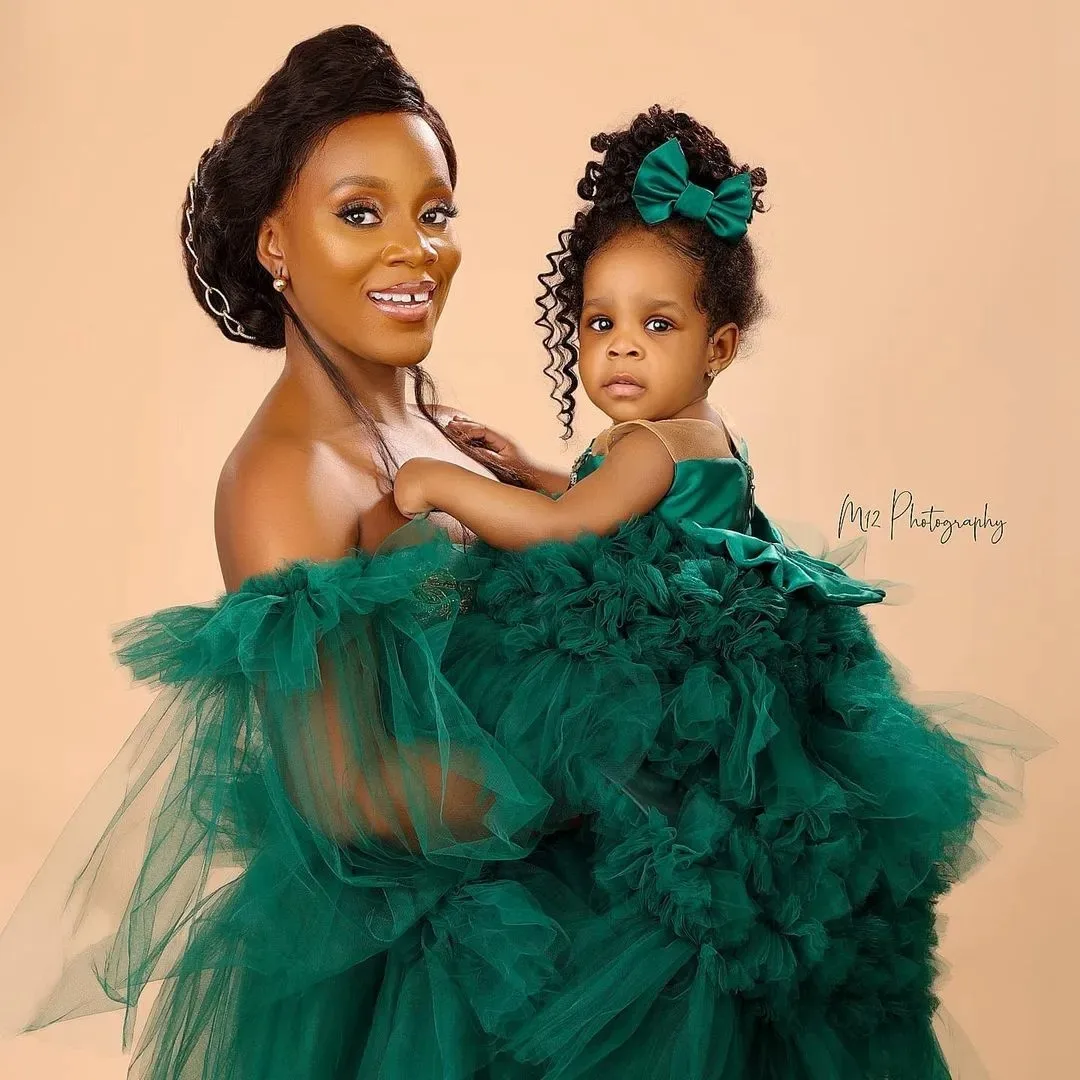 Abiti da ragazza di fiore verde smeraldo per applicazioni di pizzo da sposa Abito da prima comunione per festa di compleanno per ragazza in cristallo personalizzato