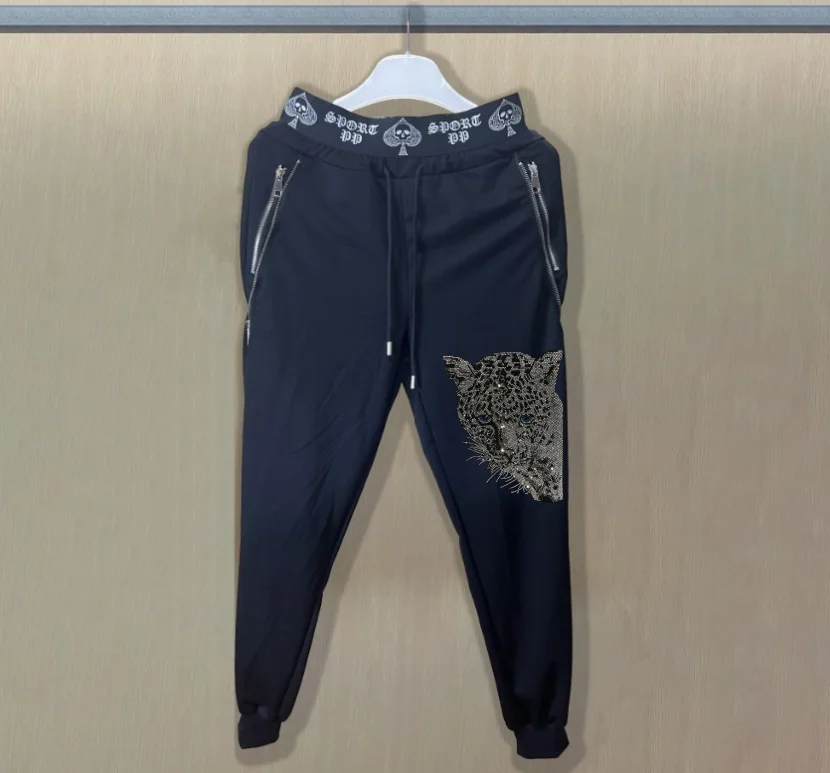 

Мужские роскошные брендовые повседневные спортивные штаны для бега, дизайнерские спортивные штаны с экстренной прошивкой и акцентами из стразов для идеального сочетания стилей и C