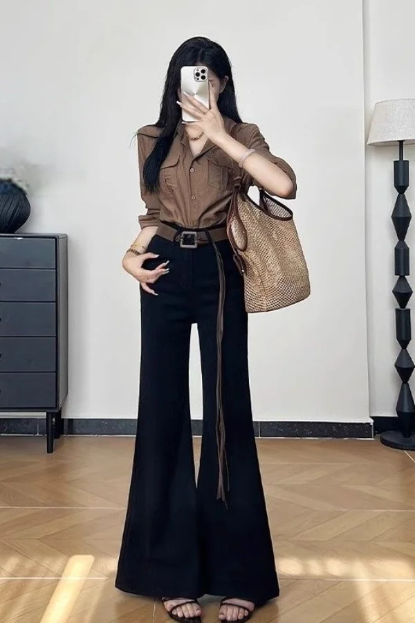 

Новые черные облегающие расклешенные джинсы на раннюю осень. Популярные женские утягивающие и элегантные наряды с высокой талией и подтяжкой бедер.