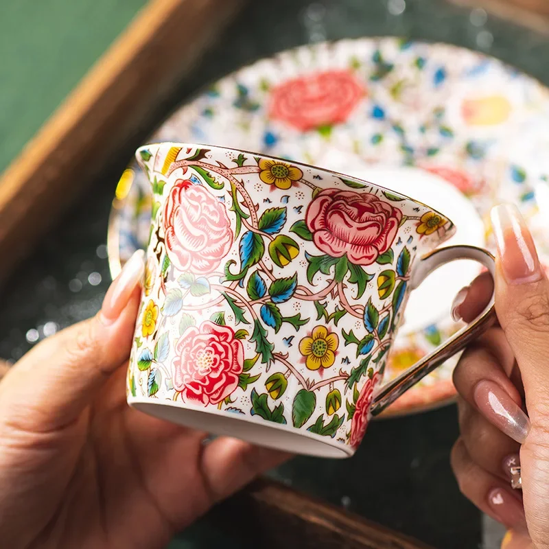 Juego  taza y platillo  café  porcelana  hueso  flores bonitas  estilo británico, té  la tar  alta gama, taza