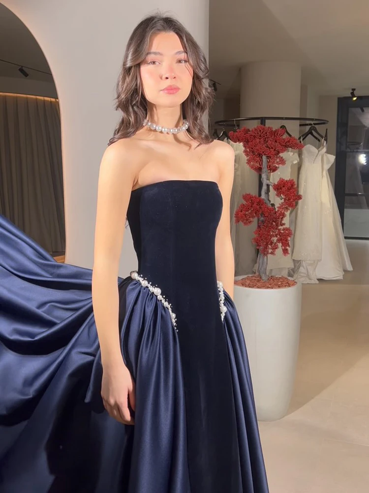 デートやカジュアルな場にも最適な、高級感のあるネイビーブルーのストラップレス・バックレス・サテン生地のセクシーなイブニングガウン、カクテルパーティー用のマキシドレス