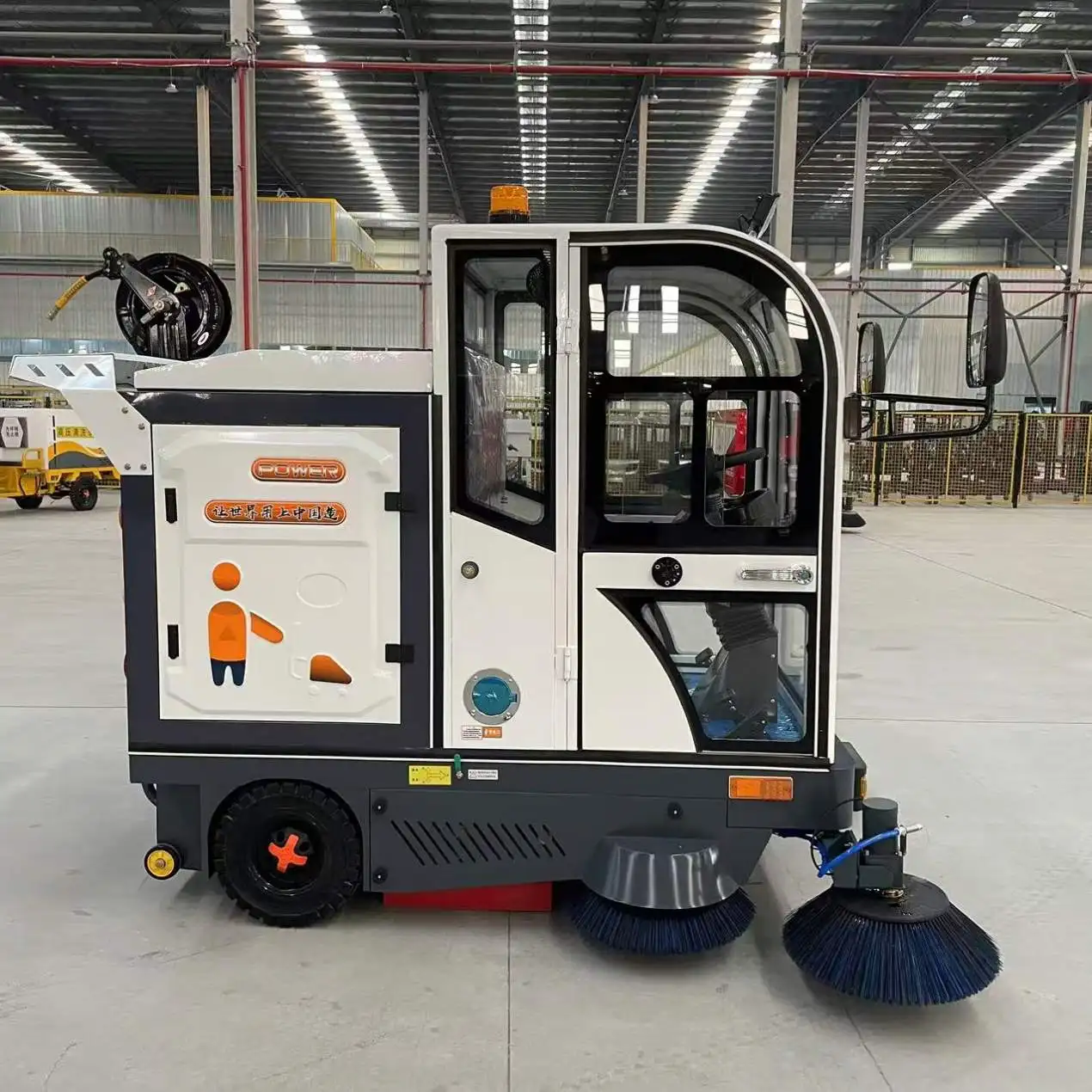 Hot Selling Battery-Powered Industrial Sweeper, High Efficiency Electric Road Sweeper for Industrial Park, Street, Shopping Mall