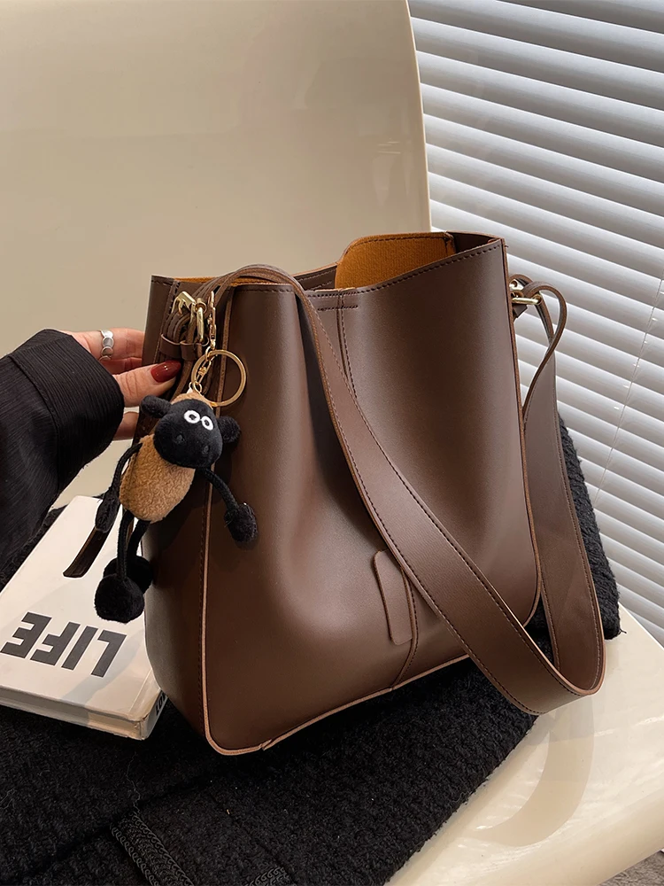 

Faionable Retro Buet Bag High Quali PU Leather Wide oulder Strap Crossbody Bag for Spring Versatile Single oulder Bag