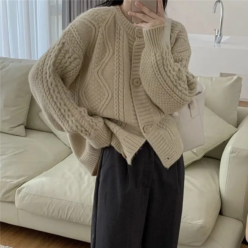 Sweater coat women's autumn and winter new loose round neck Fried Dough Twists short knitting cardigan women's top