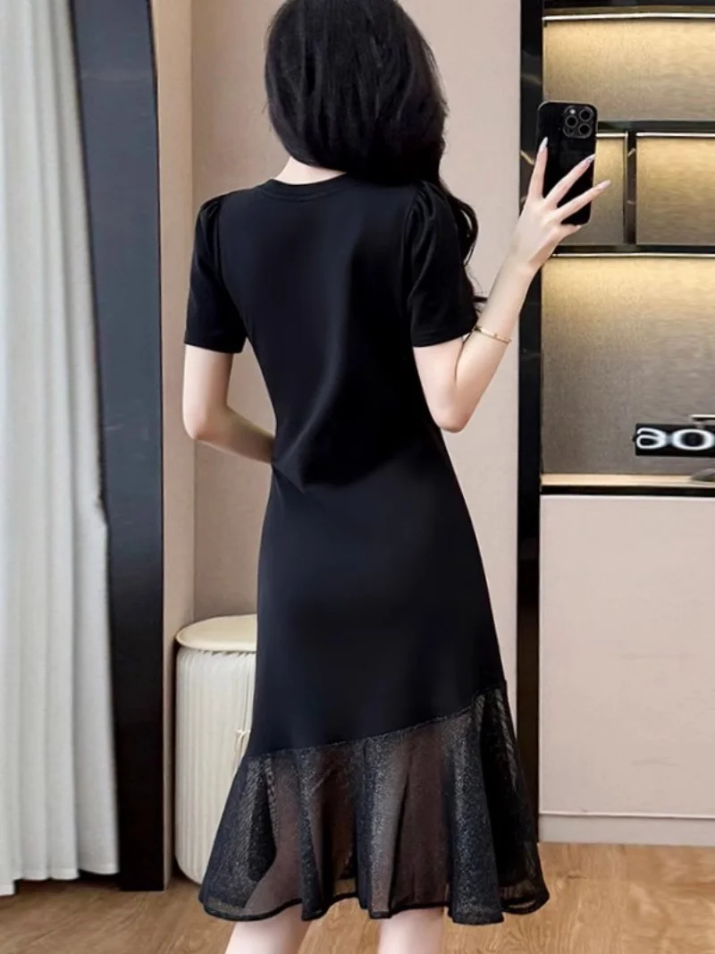 فستان أسود مرقع شبكي ترتر بأكمام قصيرة للنساء صيف 2025 تصميم جديد شرابة الحمالات تي شيرت فستان w081 ﻿