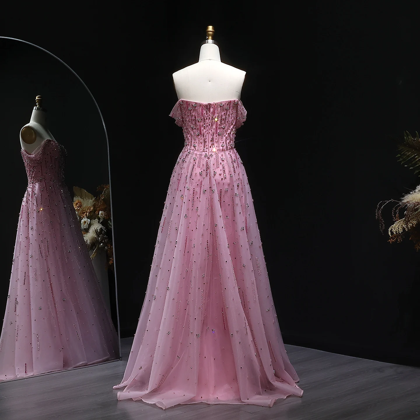 ชารอน กล่าวว่า ชุดราตรีทรงเอไลน์สีชมพูหรูหราแบบเปิดไหล่ประดับลูกปัดจากดูไบ เหมาะสำหรับงานแต่งงานและงานเลี้ยงสำหรับผู้หญิง คอลเลคชั่น 2025 SS226 สามารถสั่งตัดได้