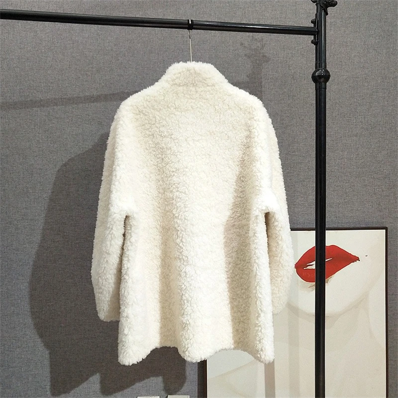 سترة من فراء الصوف 100% بأزرار على شكل قرن خشبي متوسطة الطول وياقة واقفة معطف نسائي من Sheep Sharling JT501