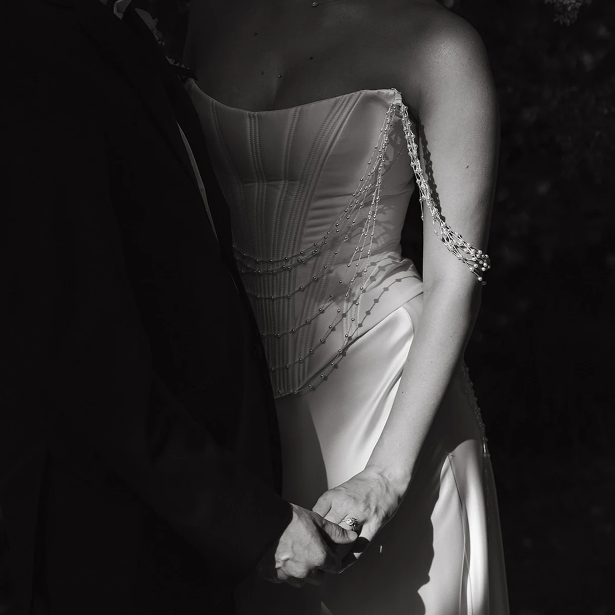 コルセット骨太トップパールチェーンオフショルダースリーブブライダルドレスコラムサテンスカートグロメット閉鎖カスタマイズされたウェディングドレス