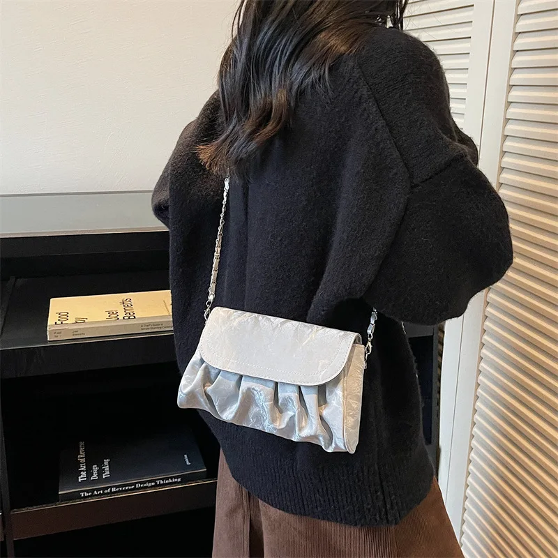 

2025 autumn and winter new simple and personalized small square handbag fashionable and casual shoulder bag for women