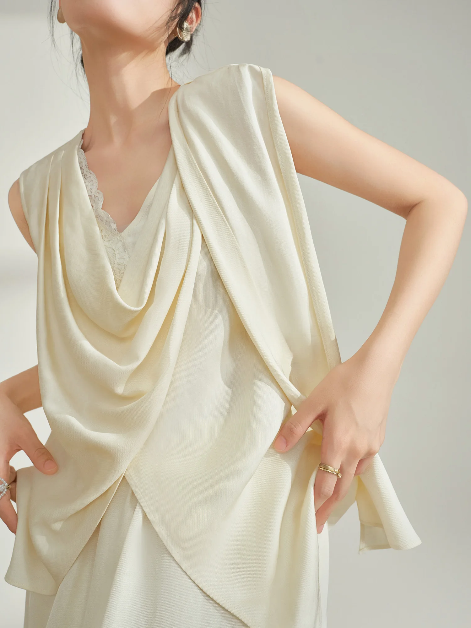 

Элегантный комплект Flowing Era: топ с V-образным вырезом и асимметричными рукавами без рукавов, а также юбка. Женский летний костюм из двух предметов в стиле Pure Style, свободного кроя.