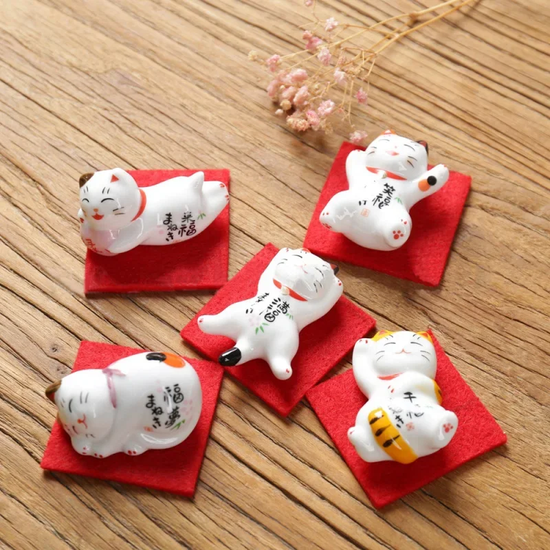 1PC Japanese Style Lucky Cat Ceramic Chopstick Rest Red Cloth Mat Spoon Rack Holder DIY Home Decor