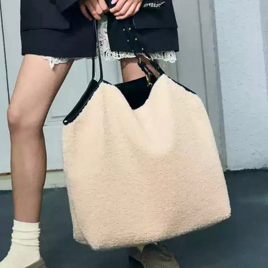 

Large Capacity Faux Lambswool Tote Bag Designer Plush Women Shoulder Bags Casual Faux Fur Big Handbags Warm Underarm Bag 2025