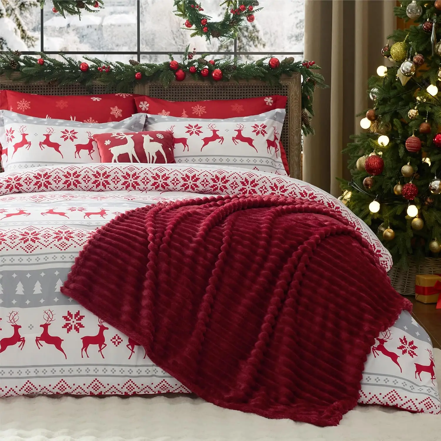 

5Pcs Christmas Queen Bedding Set,1 Soft Reindeer Reversible Comforter, 2 Pillow Shams, 1 Throw Blanket and 1 Decorative