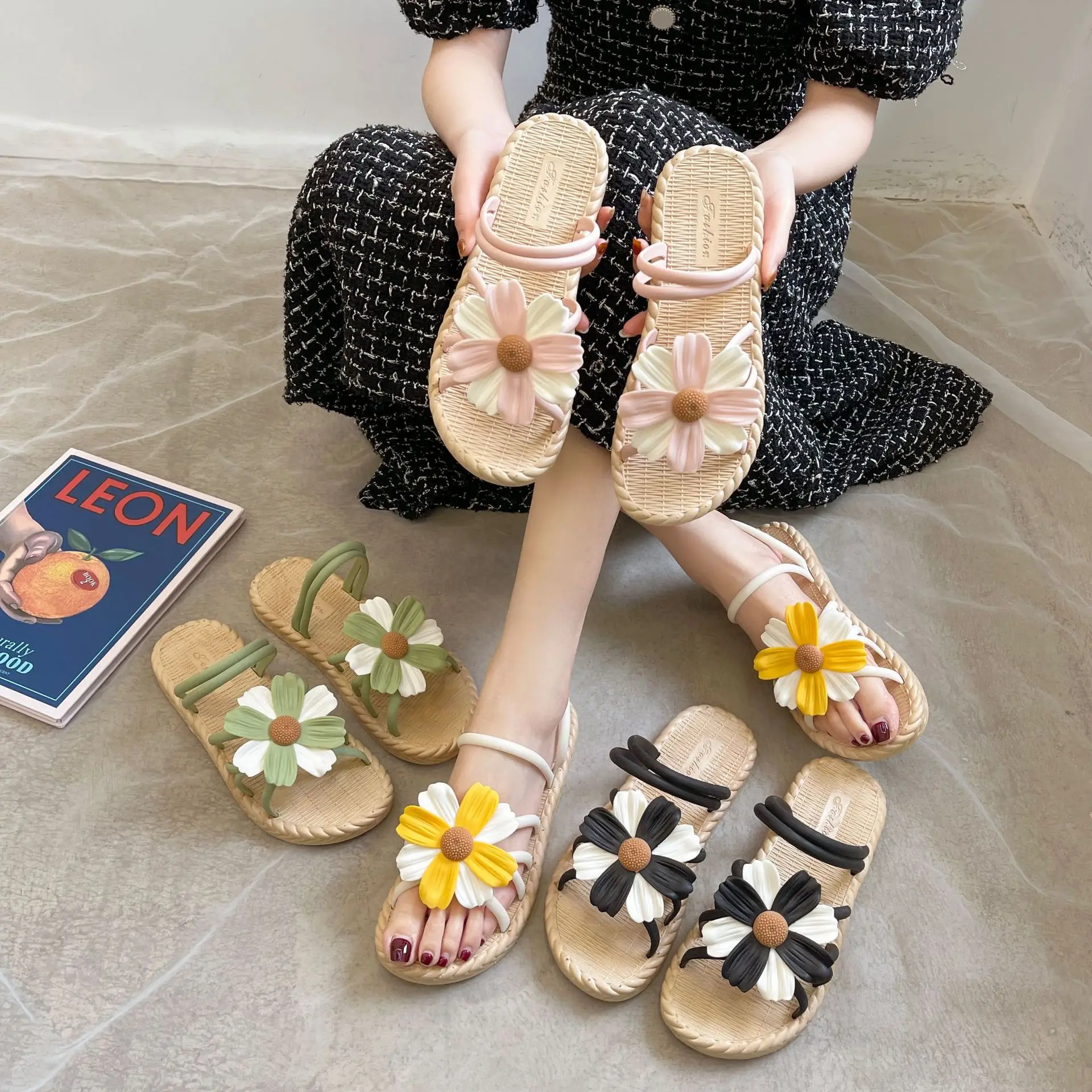 2024 women's summer ins Internet celebrity Korean version flat Roman casual fashion outerwear four-leaf clover sandals