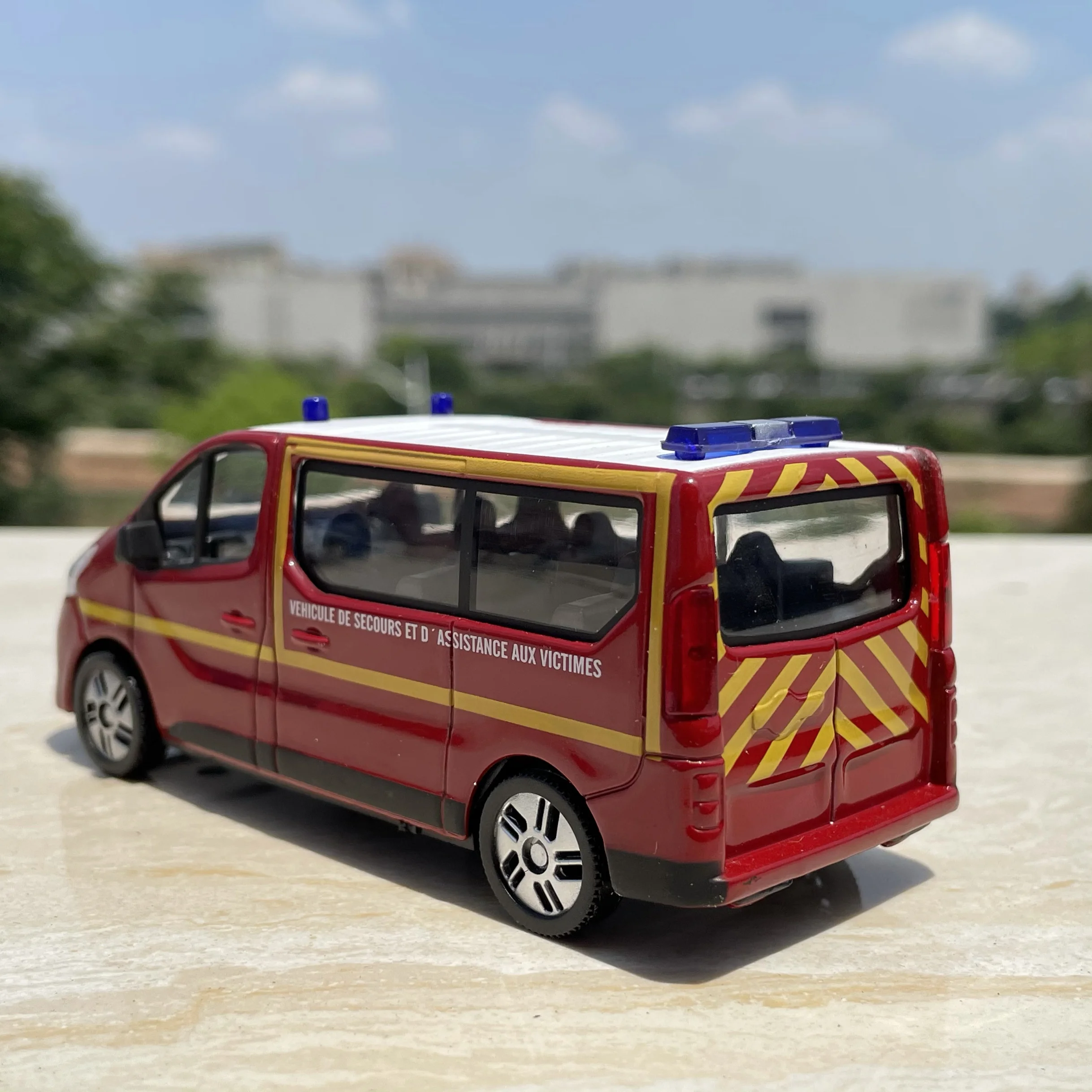 1:43 Scale Diecast Alloy Van Rescue Vehicle Cars Model Classics Nostalgia Adult Collection Toys Souvenir Gifts Static Display