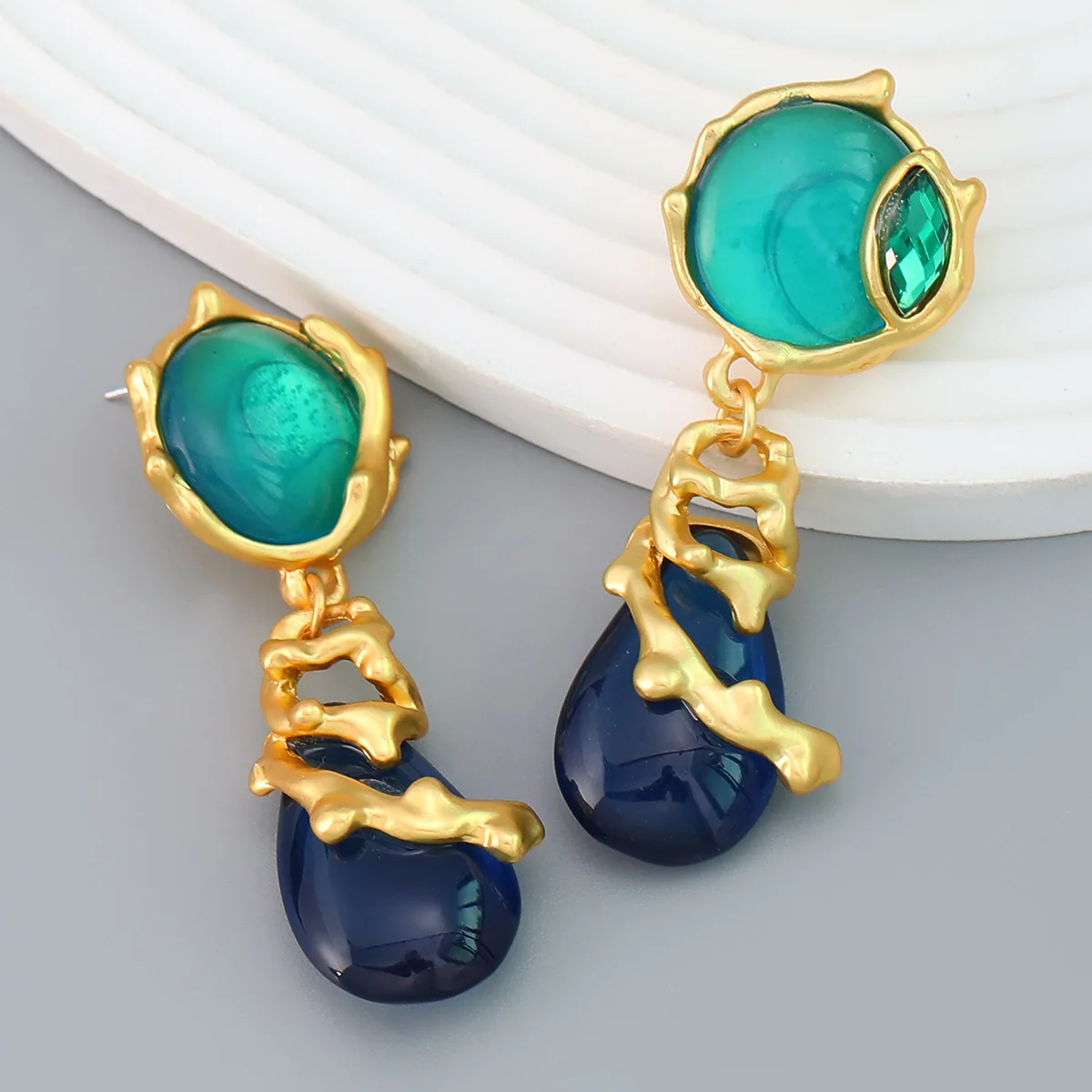 European and American exaggerated droplet shape palace style antique earrings for women
