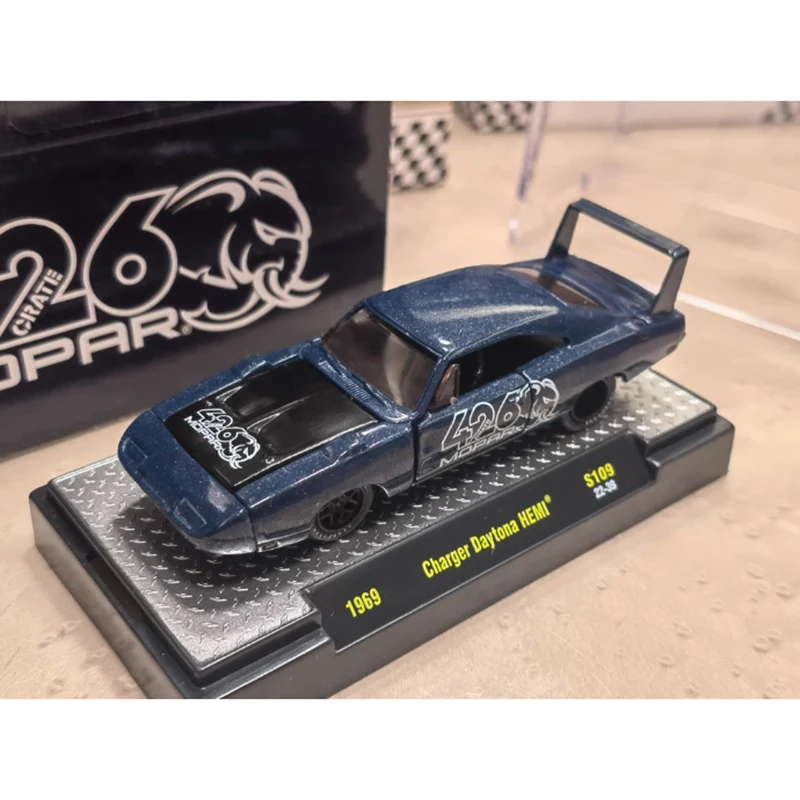 Diecast M2 1/64 Scale 1969 Charger Daytona HEMI Challengerรถรุ่นวันหยุดของขวัญของเล่นตกแต่ง