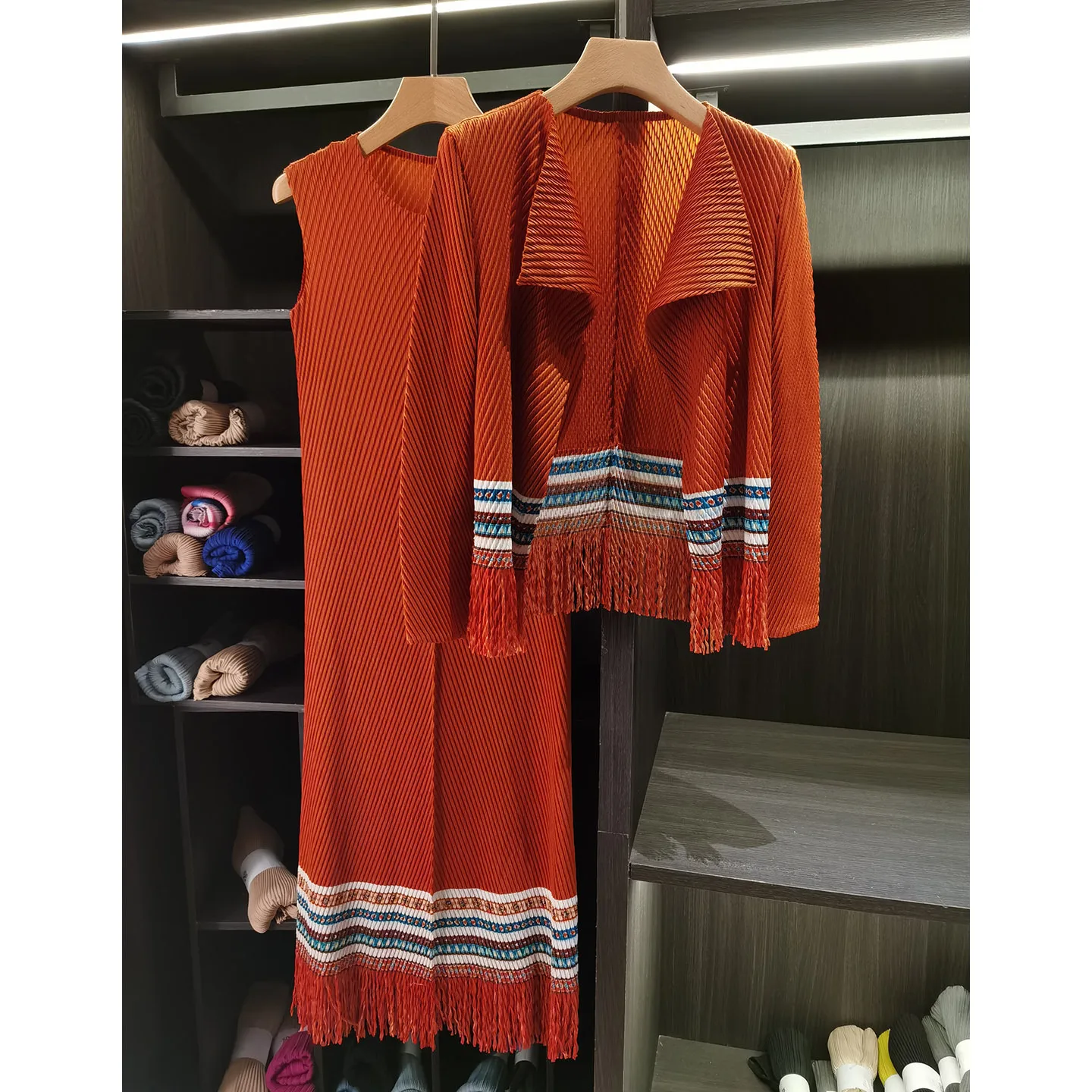 

Miyake High-end Sense Fashion Elegant Dragon Scale Pleated Two-piece Set Loose Long-sleeved Coat + Vest Solid Color Dress Sets