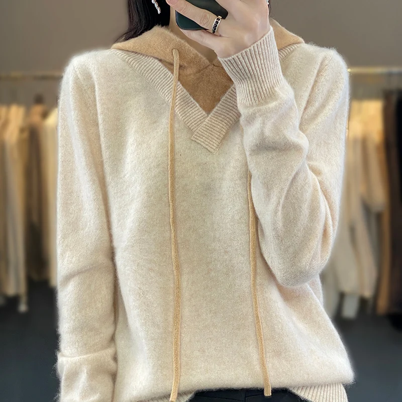 The new 100% merino wool color matching knitted hooded long-sleeved sweater for women in autumn and winter of 2023 fits well.