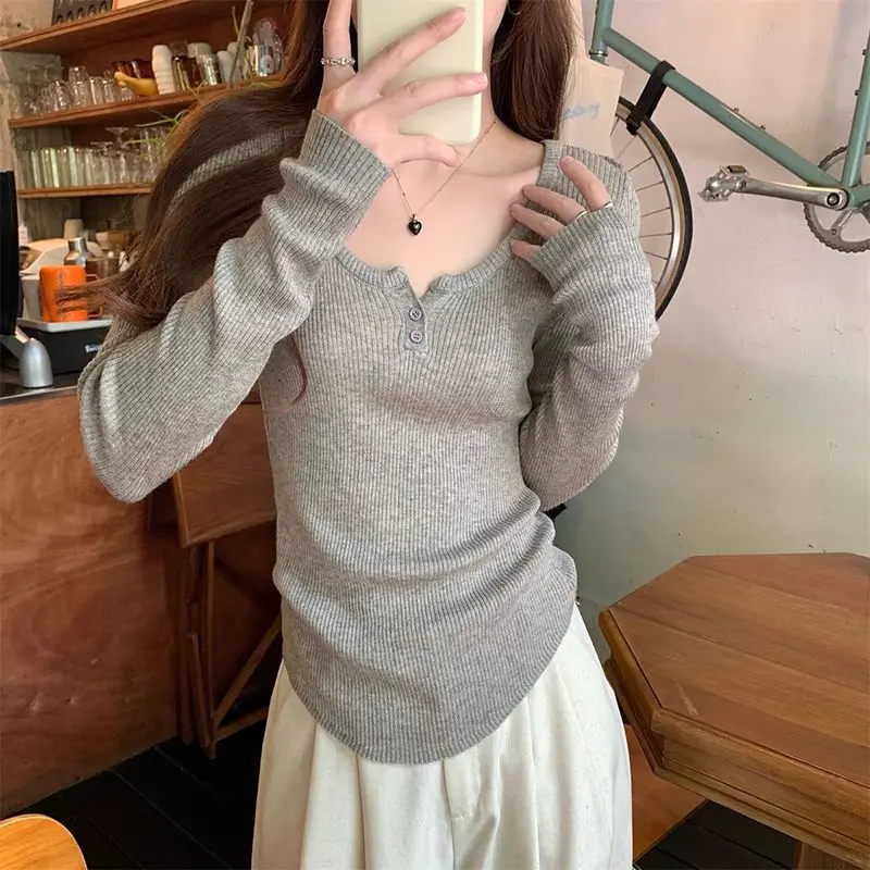 เสื้อไหมพรมแขนยาวสไตล์เกาหลีแบบเรโทรสำหรับผู้หญิง ดีไซน์ใหม่ ทรงเข้ารูป เสื้อสเวตเตอร์พื้นฐานสำหรับใส่เป็นชั้นใน เนื้อผ้านุ่ม ยืดหยุ่น สวมใส่สบาย