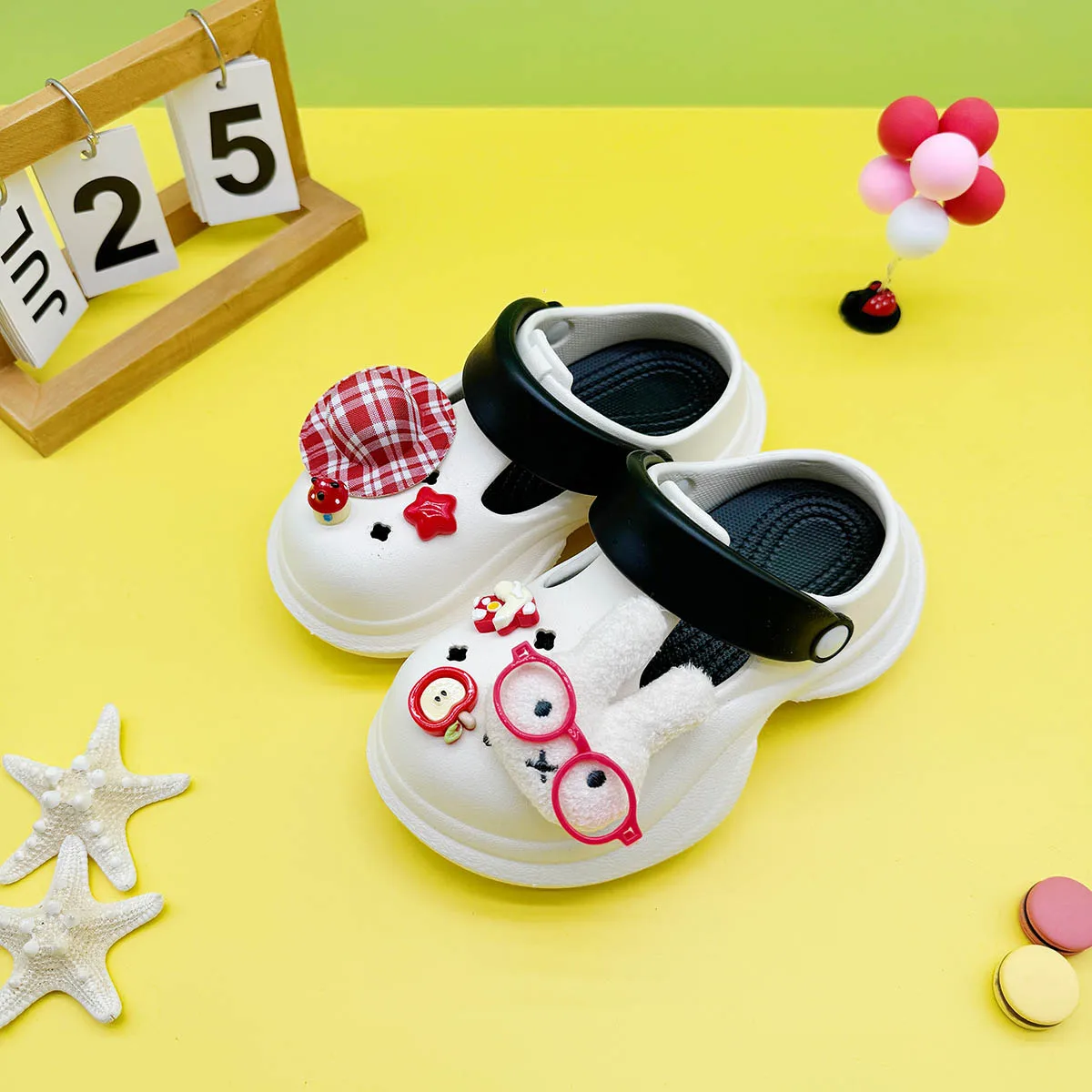 

Новые красные шляпы, очки, сабо с кроликом для мальчиков и девочек, модная одежда для родителей и детей на открытом воздухе, нескользящие тапочки с закрытым носком, увеличивающие рост 850