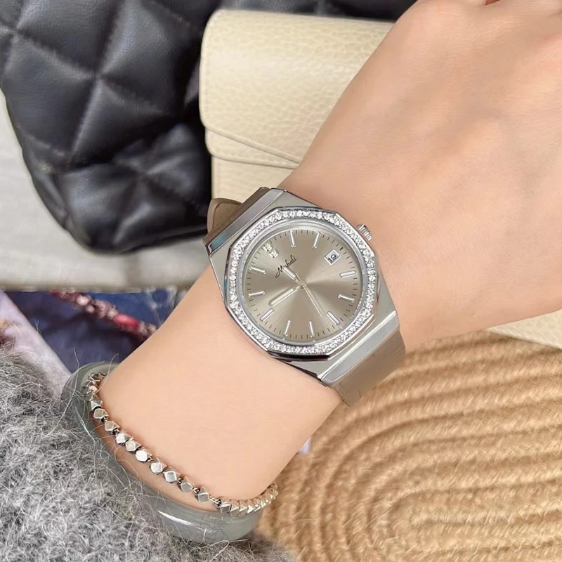 Nuevo reloj elegante de estilo retro para mujer, reloj de cuarzo resistente al agua automático con explosión clásica simple, regalo de cumpleaños