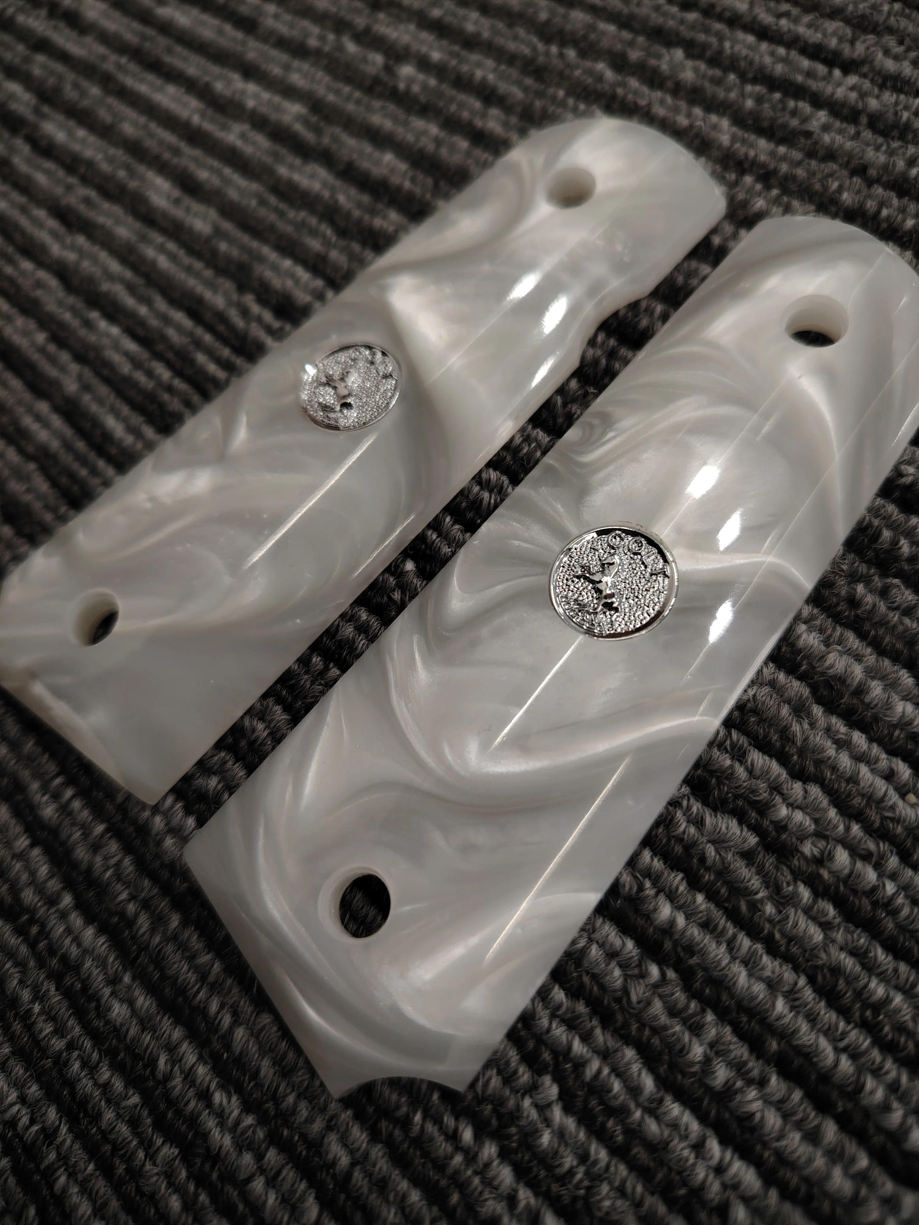 1911 Grips Full Size, White Pearl Silver Colt Medallion, geschikt voor Colt, Kimber, Springfield, Remington, Rock Island, Government Commander