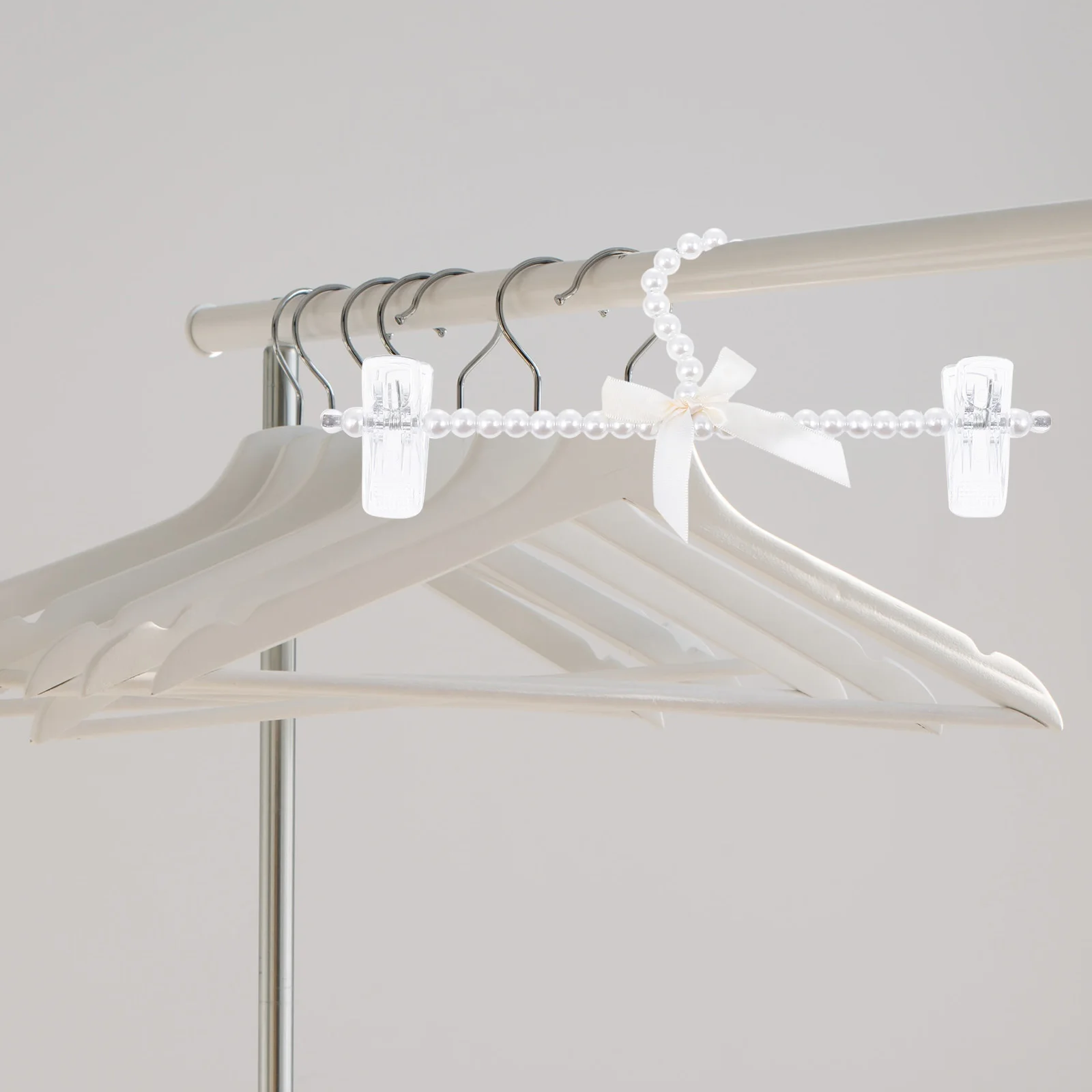 

2Pcs Elegant Pearl Clothes Hangers Bowknot Decor Non Slip Home Clothing Shop Pants Hangers Clothes Hanger Pants Hanger
