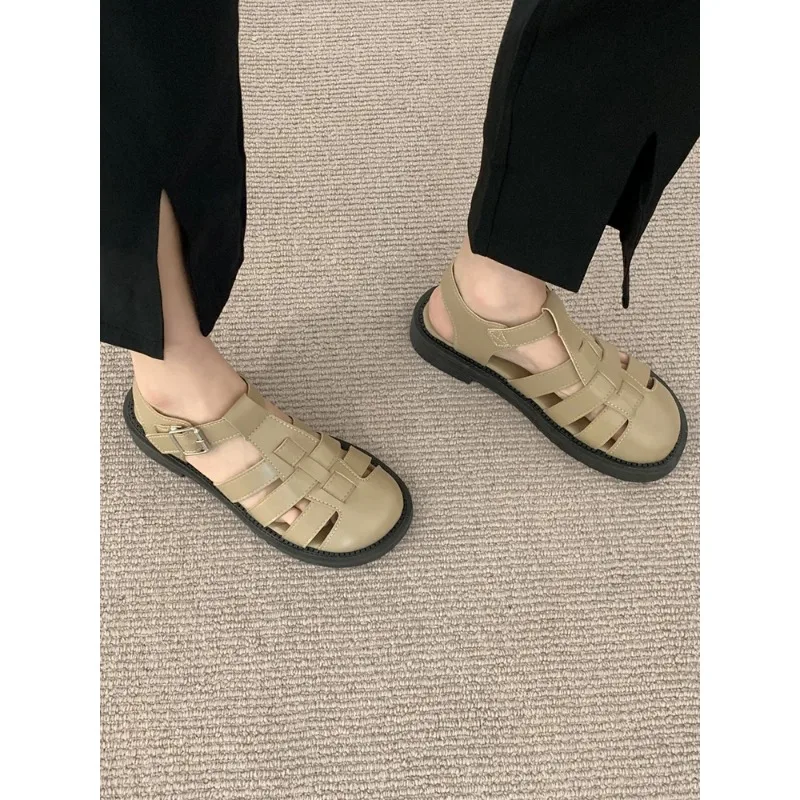 Closed Toe Sandals Retro Woman Shoes Summer Heels Original Girls Gladiator Outside Sports 2024 New Low Flat PU Slides Fretwork