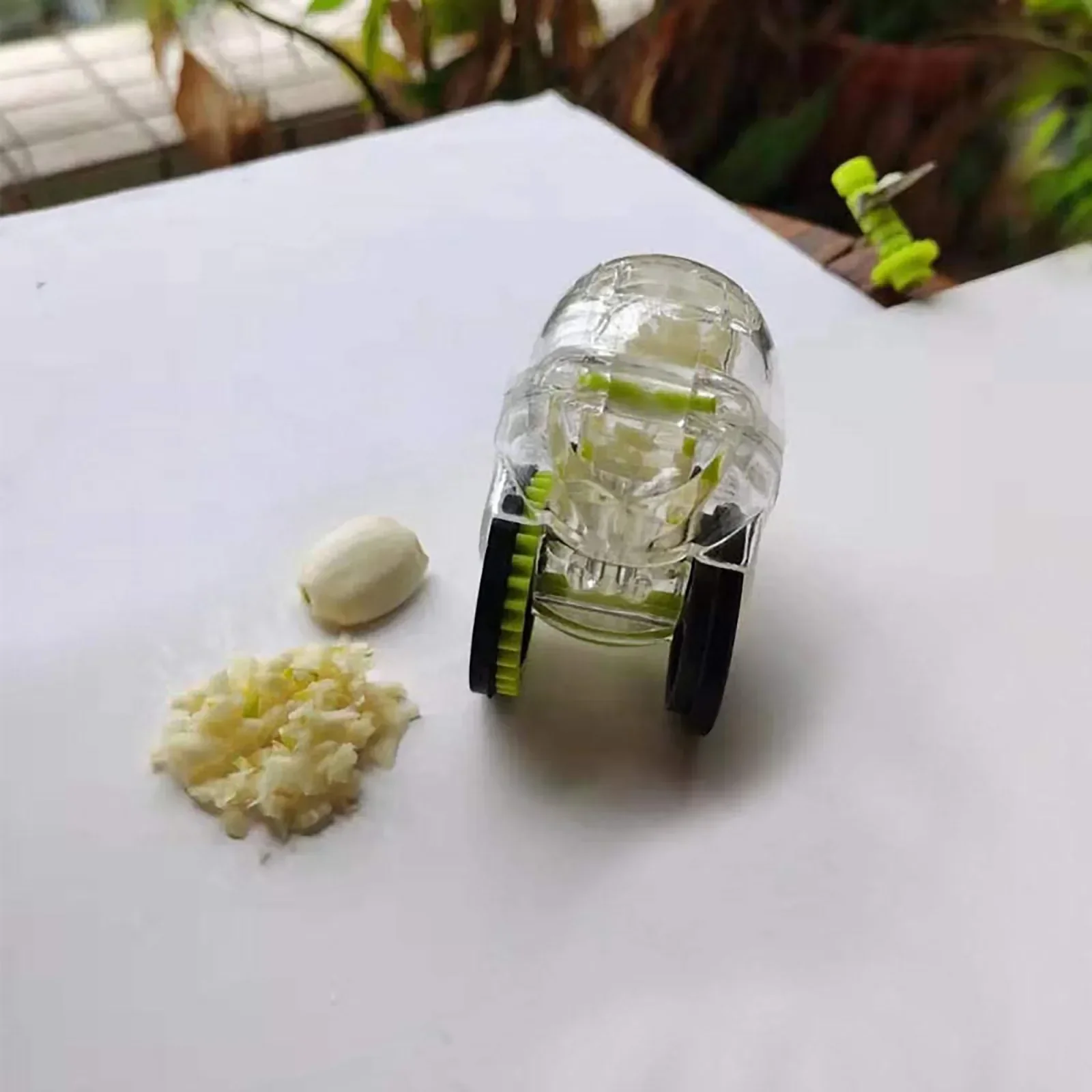 2024 New Stainless Steel Garlic Press Herb Mincer Slicer Food Vegetables Chop Garlic Onions Crusher Rollers Rolling Kitchen Tool