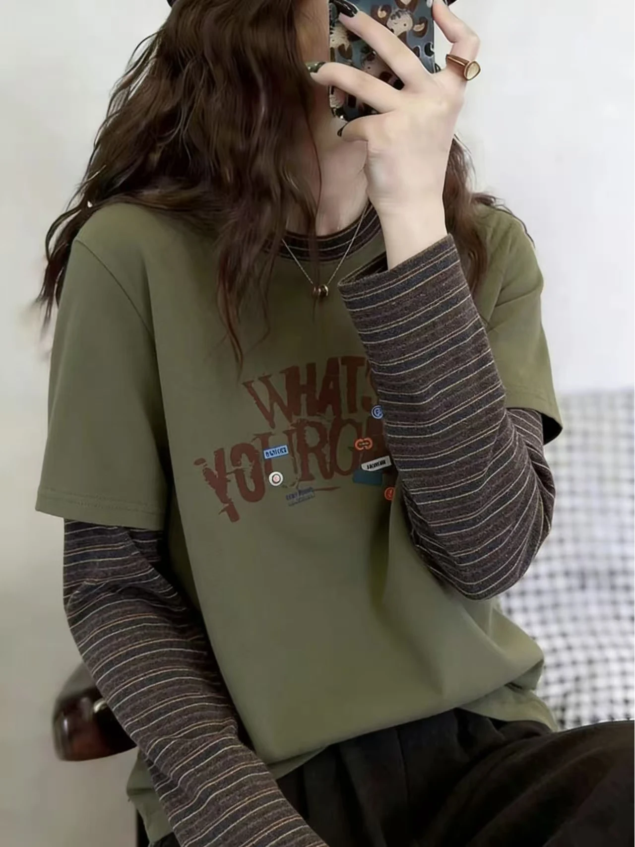 

Женская полосатая футболка с длинным рукавом, весенне-осенний свободный топ с буквенным принтом, как сочетать, чтобы выглядеть стильно, имитация двухслойности с эффектом перекрытия