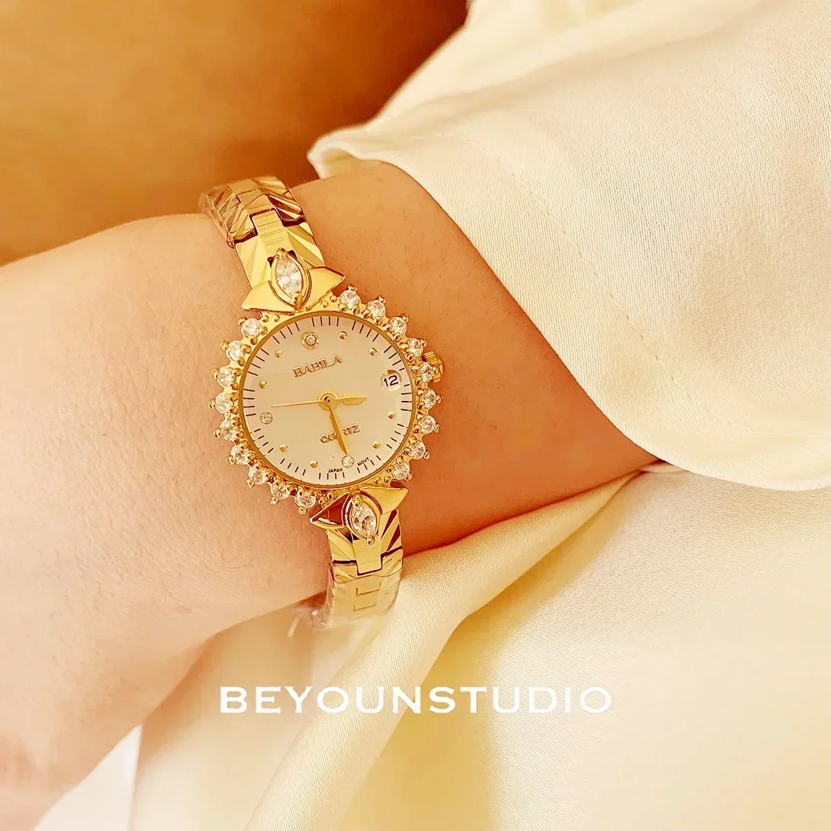 Часы женские кварцевые под старину, винтажные элегантные золотистые, 24 к, средневековый стиль, с латунным ремешком