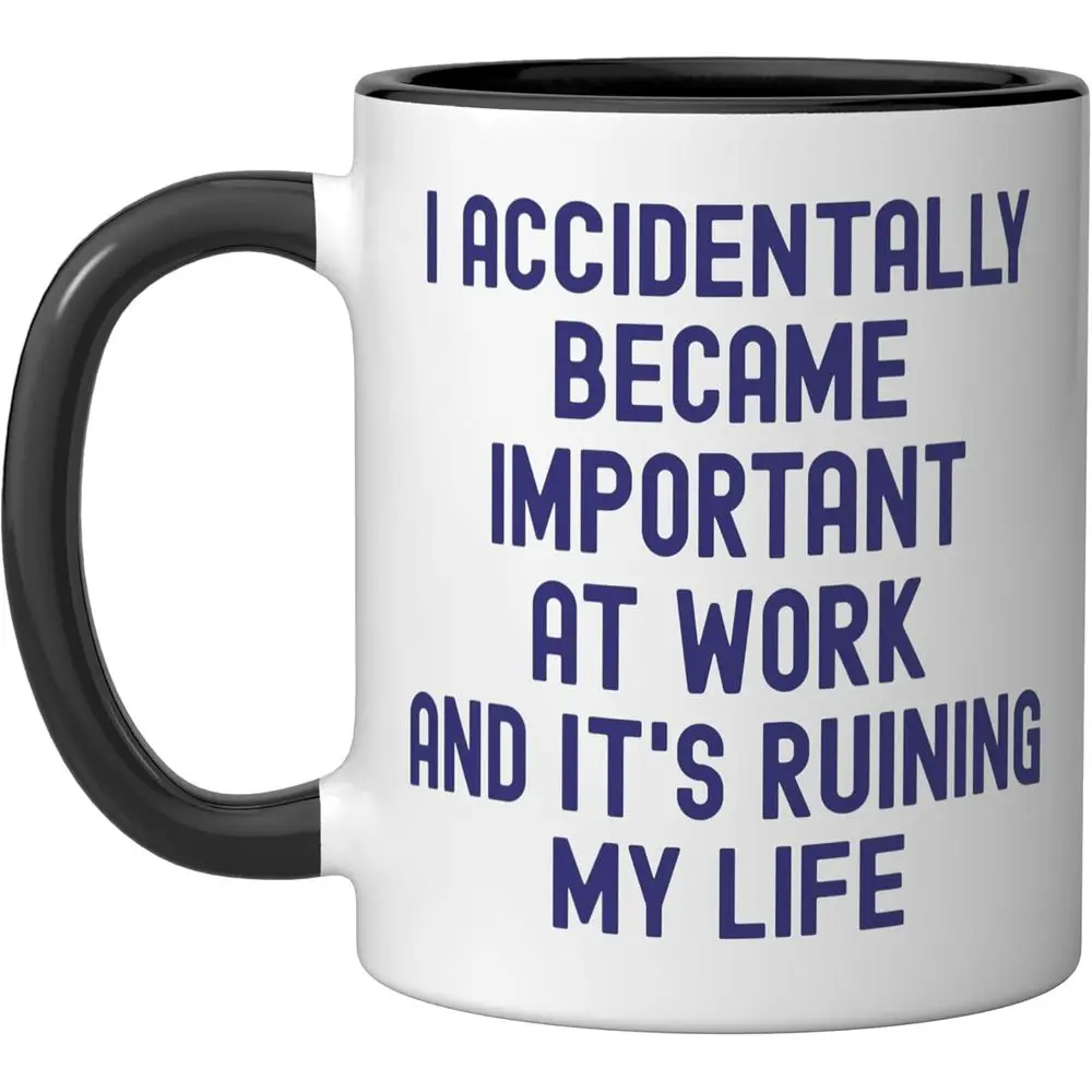 Mug amusant « J'ai inattenduement devenu un acteur clé sur le lieu de travail » - Idéal pour le café de bureau, mug en céramique humoristique à double usage pour le thé et le café, décoration de bureau, cadeau pour les collègues, tasse résistante à la chaleur
