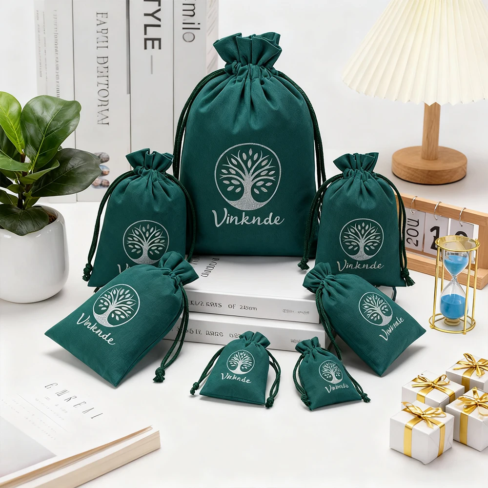 

8*10 см шикарные свадебные зеленые фланелевые косметички с логотипом, бархатные сумки для упаковки ювелирных изделий на шнурке для вечеринок