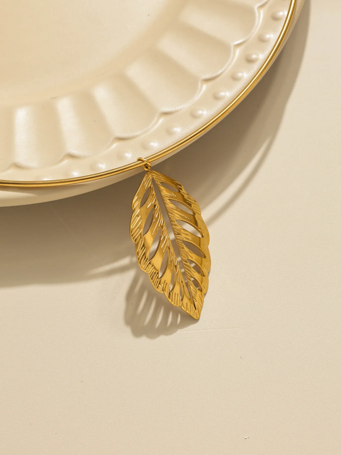 Fashion Metal Leaf Necklace Women's Autumn and Winter Hollow Pendant Fallen Leaf Pendant Jewelry Holiday Accessories