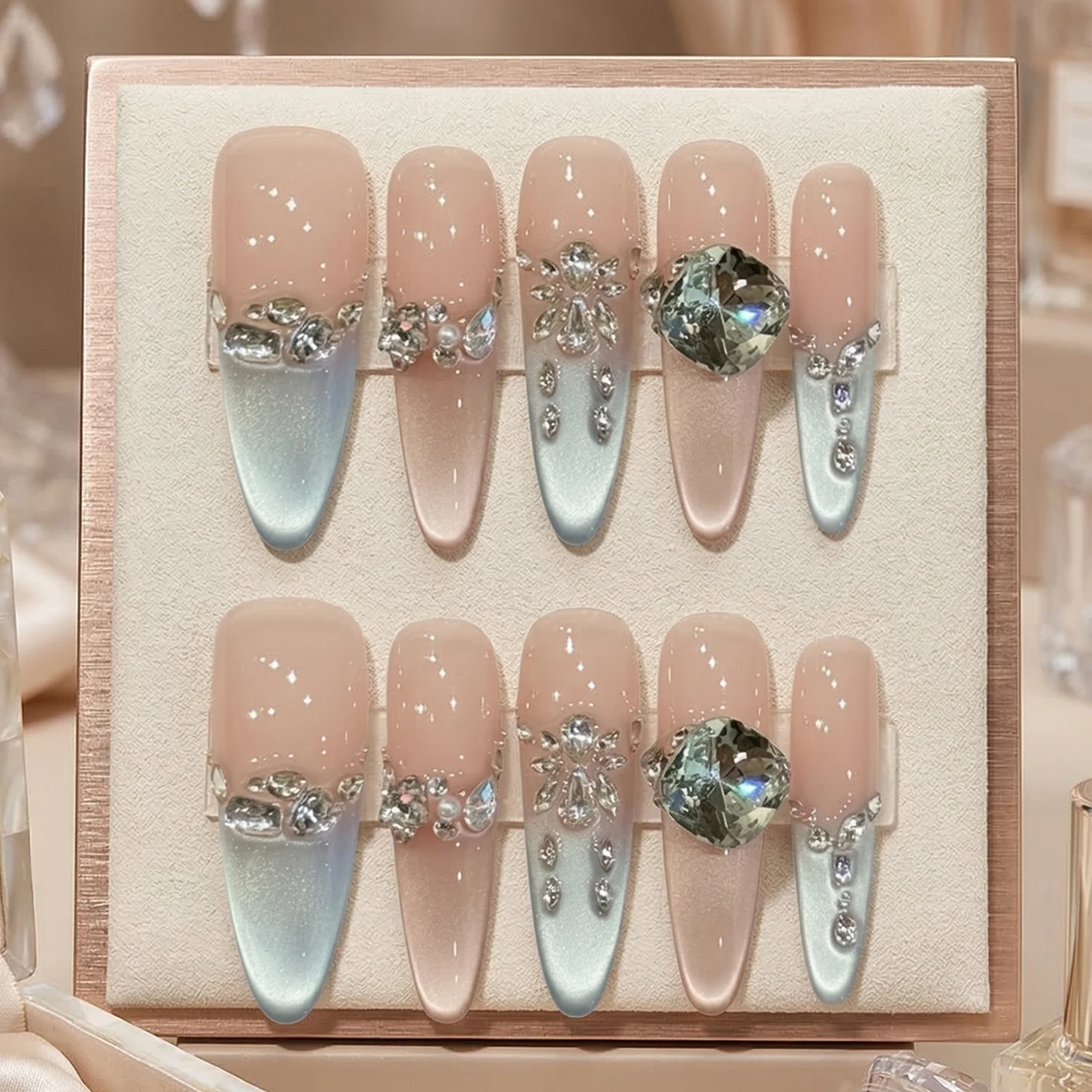 10 Stück handgemachte, eisig-aurora-farbene künstliche Nägel zum Aufkleben mit glitzernden Strass-Designs, lange, mandelförmige, tragbare französische Kunstnägel