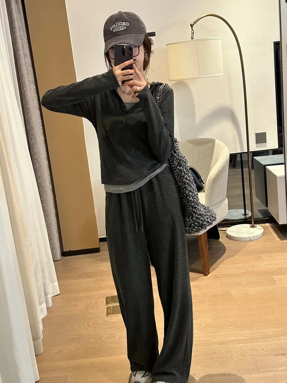 

Модный спортивный комплект: худи, майка и широкие брюки для ранней осени. Дышащий комплект из полиэстера для повседневного уличного стиля.