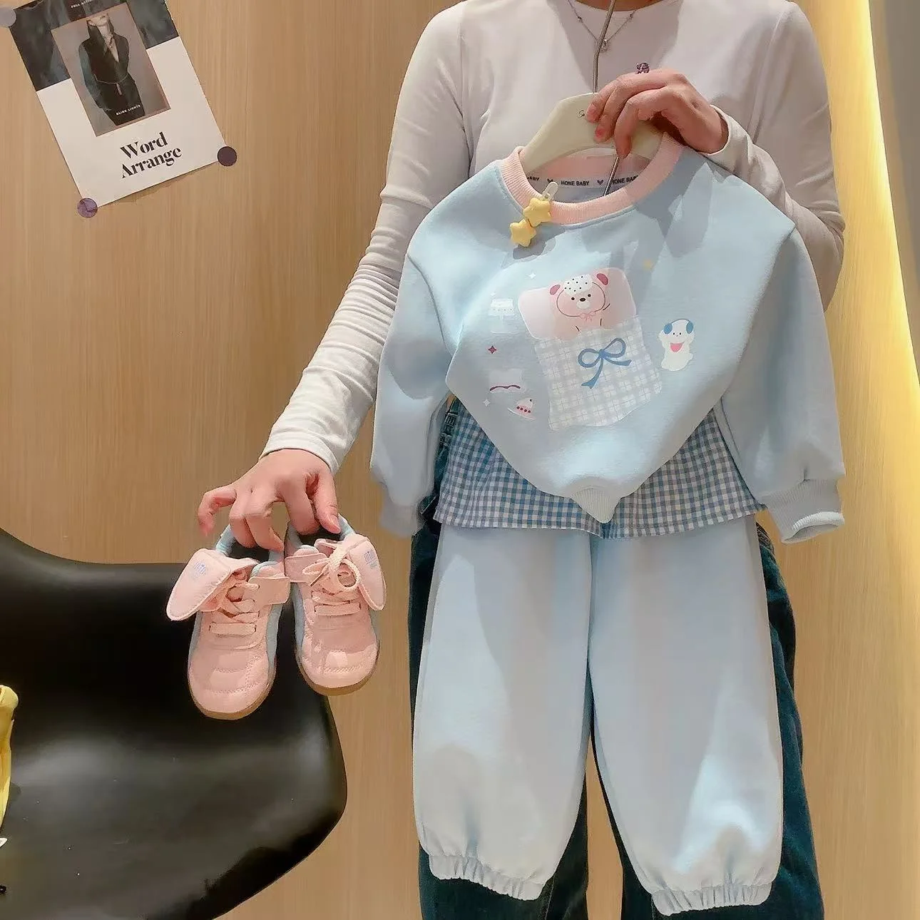 Baby-Mädchen-Sweatshirt mit Rundhalsausschnitt + Hosen mit Rüschenbündchen und Karomuster, 2-teiliges Outfit, Herbst 2026, süßer Cartoon-Print-Trainingsanzug, süße Freizeitkleidung für Kinder – Detail 1