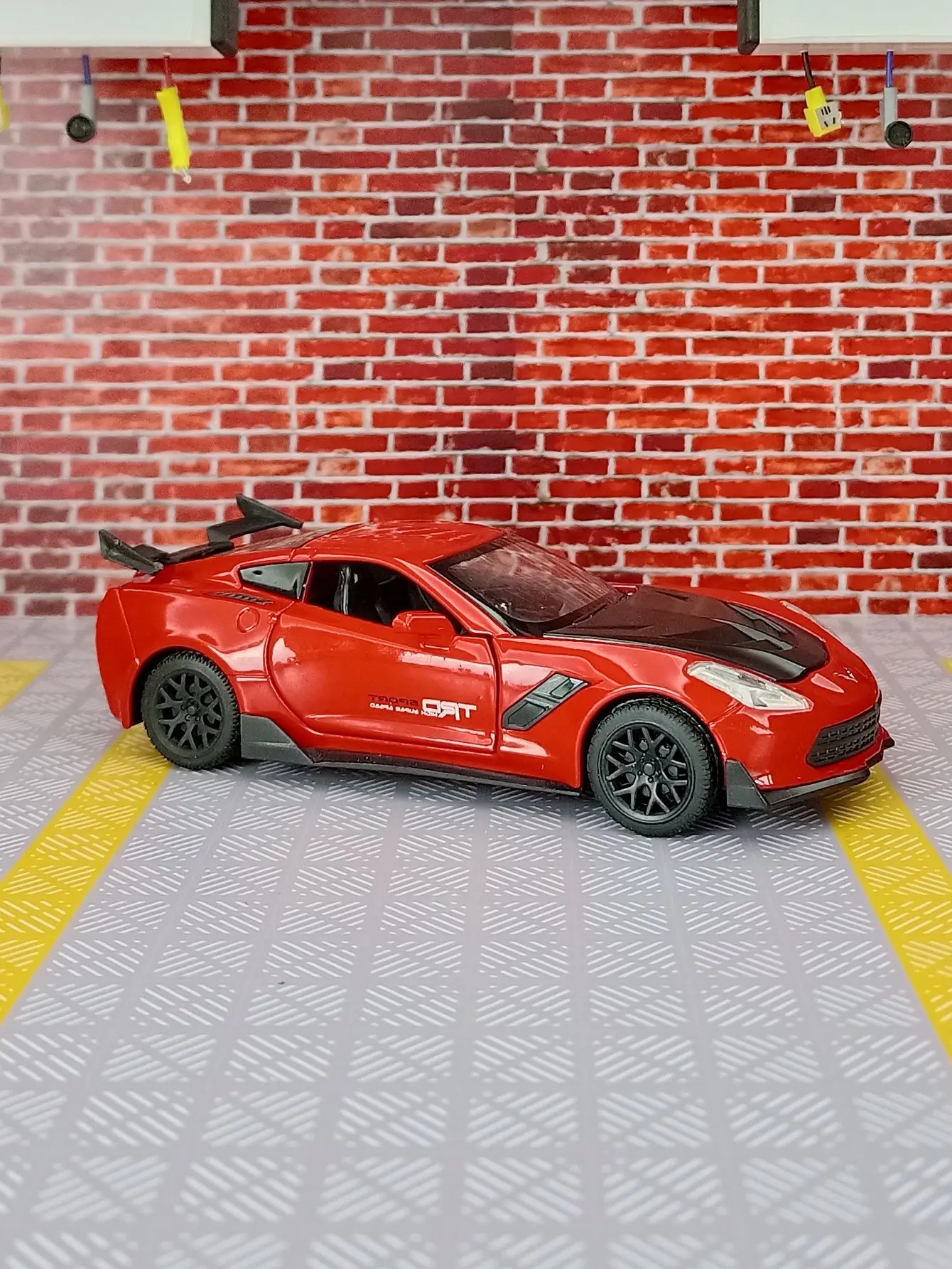 

1:32 Simulation Corvette alloy car model metal ZR1 sports car toy car model birthday gift for boys the door can be opened