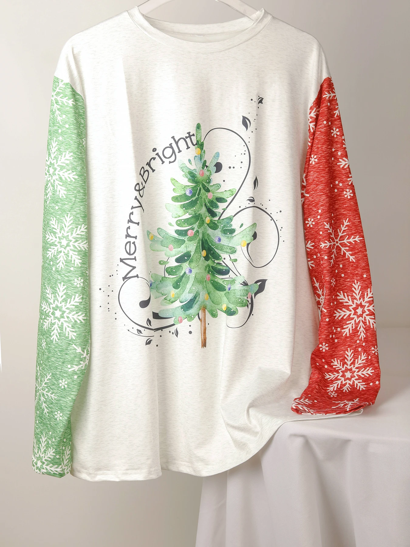 Plus Size Merry and Bright Christmas Tree T-Shirt dla kobiet Przytulny styl wakacyjny Idealny na zimowe uroczystości