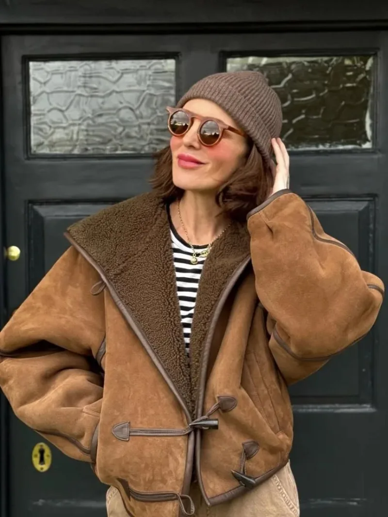 

Модная коричневая замшевая куртка с капюшоном и вставками из искусственного меха для женщин, повседневная куртка-бомбер с пуговицами-клыками, женская теплая верхняя одежда на зиму 2025 года